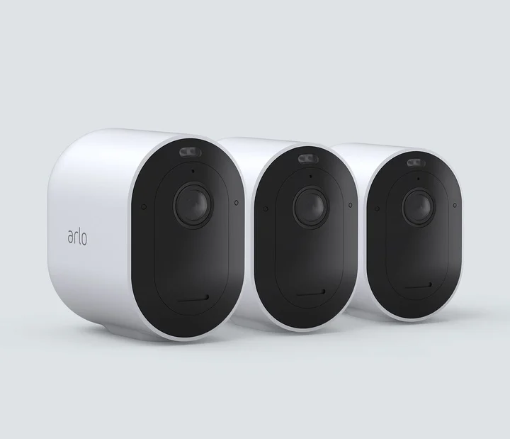 Arlo - Pro 4 2K IP Überwachungskamera Aussen 3er Set | Qualitätsprodukt | Kabellos | Licht | Farb-Nachtsicht | Bewegungsmelder | Sirene | Kein Hub Benötigt |