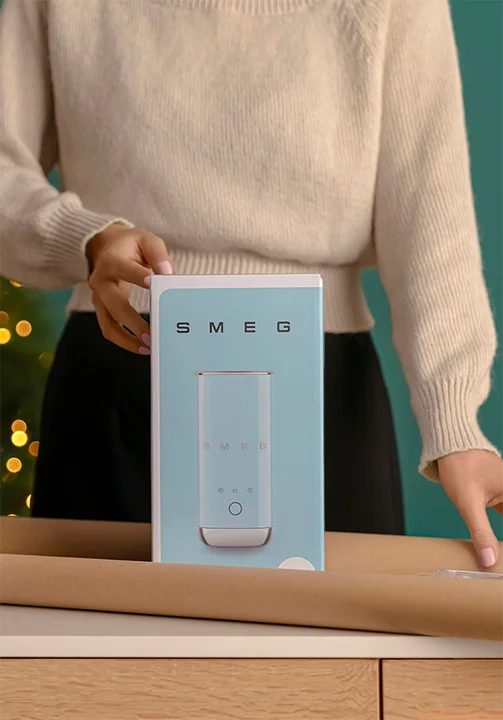 SMEG - Elektrischer Milchaufschäumer MFF02PBEU, 3 Funktionen Getränk, abnehmbarer Schneebesen, Antihaft-Keramikbeschichtung, 500 W, Pastellblau