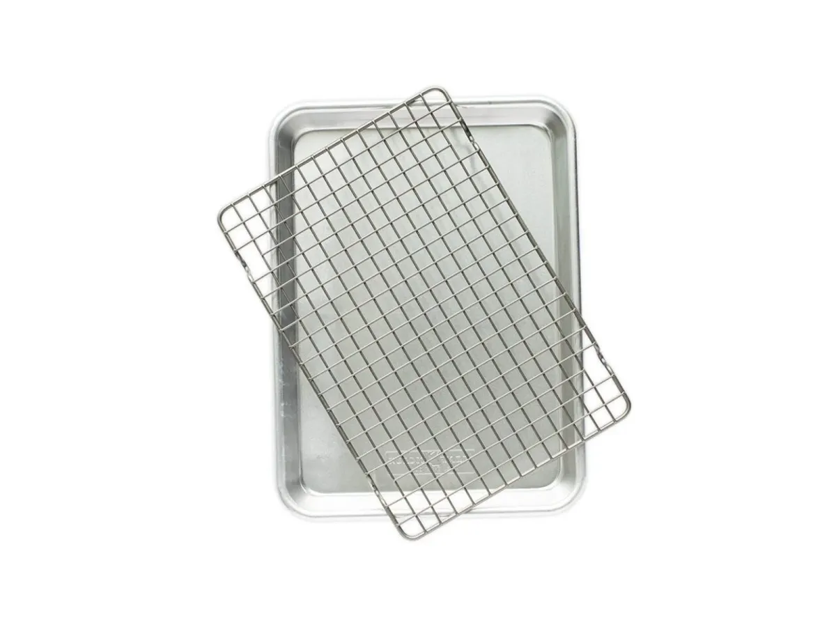 Nordic Ware Backblech Quarter Sheet with rack