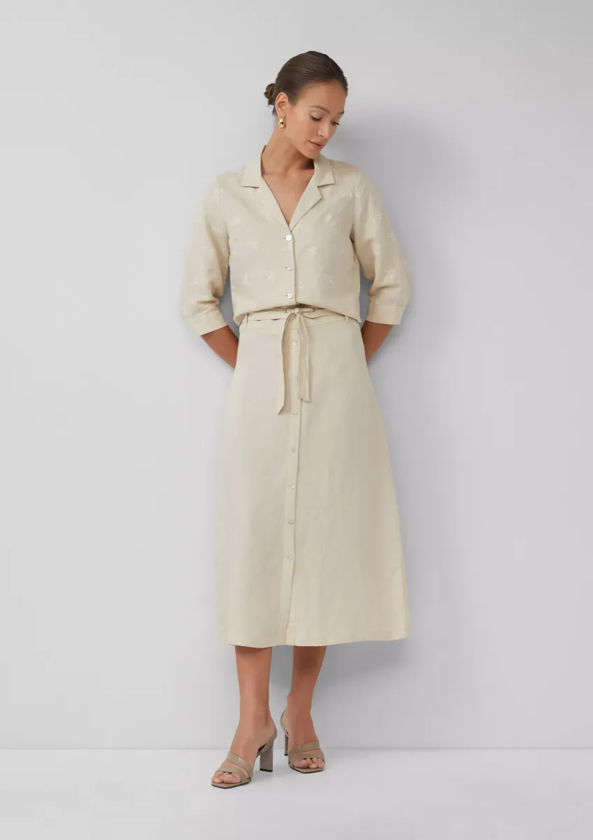 Ausgestellter Midirock mit dekorativer Knopfleiste und gemustertem Gürtel