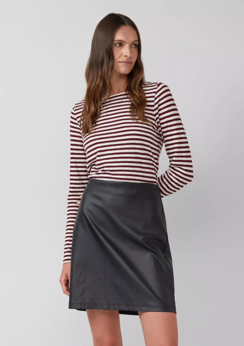 Ausgestellter Mini-Rock aus Kunstleder