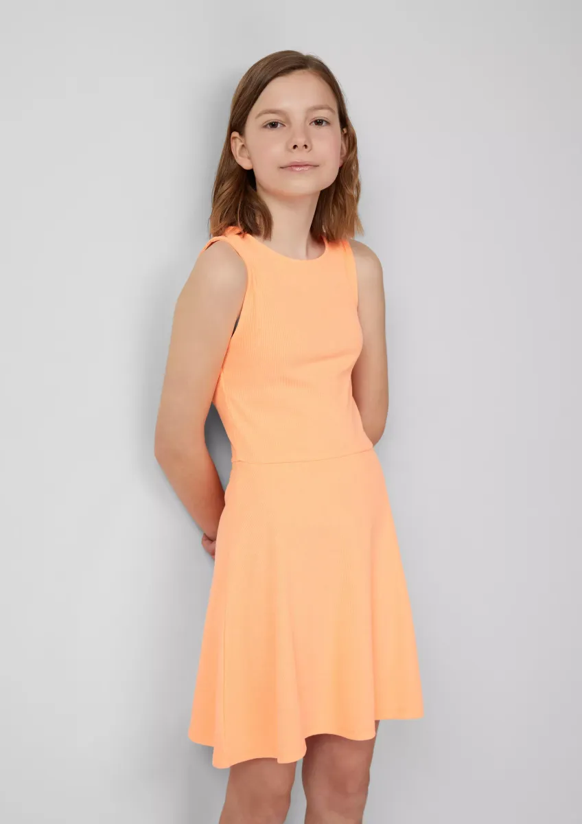 Ausgestelltes Kleid aus Rippware