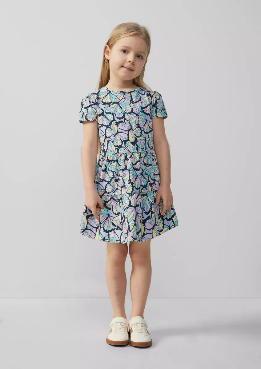 Ausgestelltes Stufenkleid mit Puffärmeln