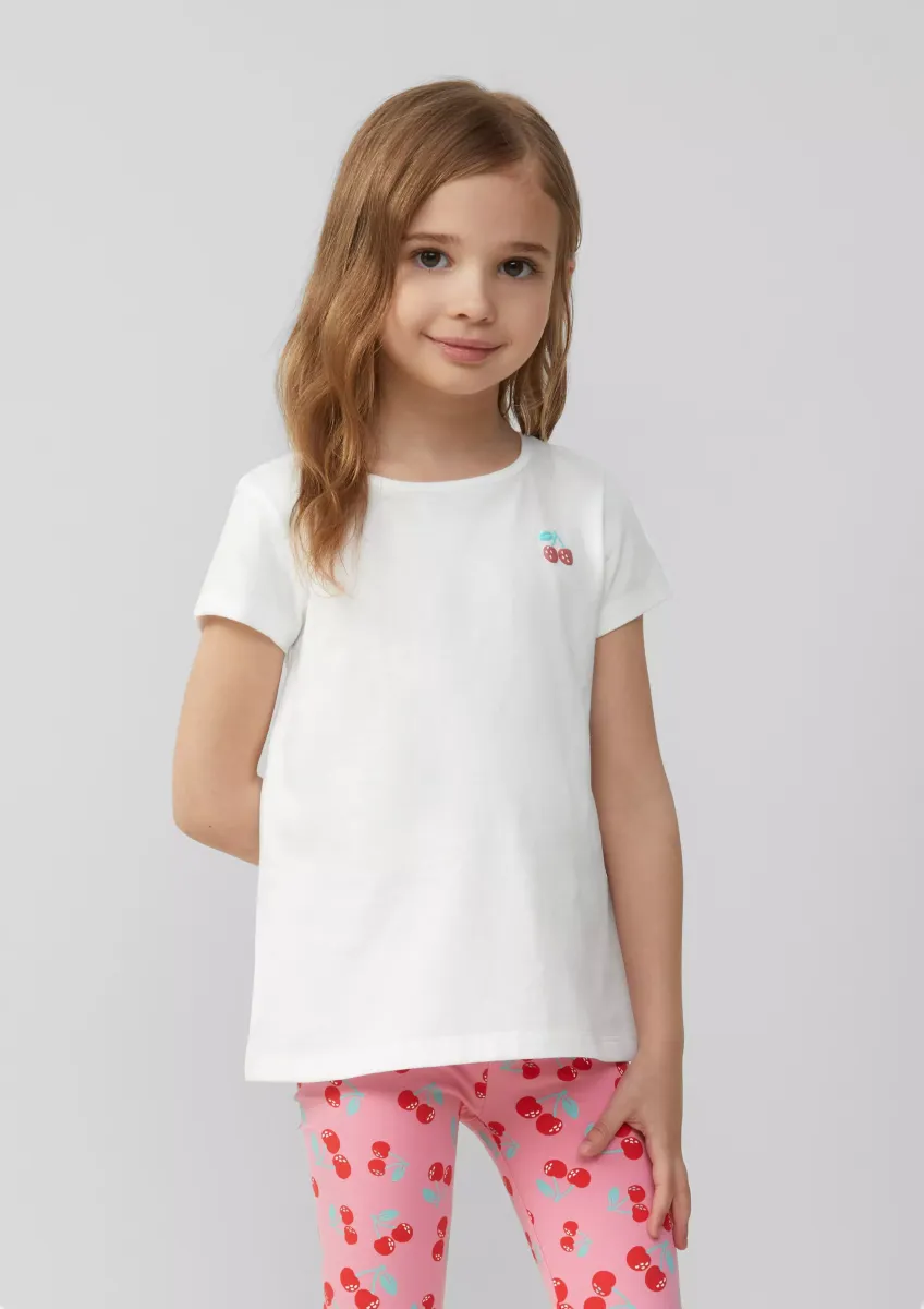 Ausgestelltes T-Shirt mit Printdetail