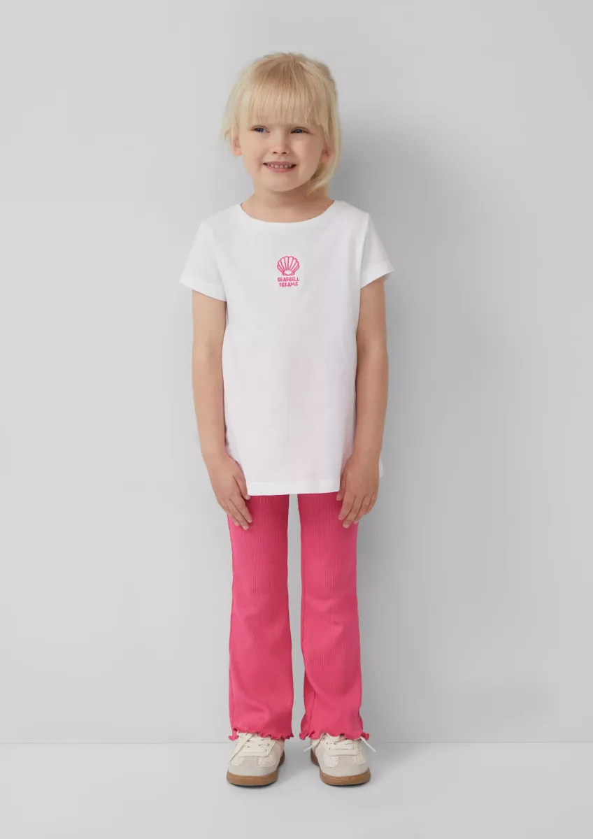 Ausgestelltes T-Shirt mit Stickerei