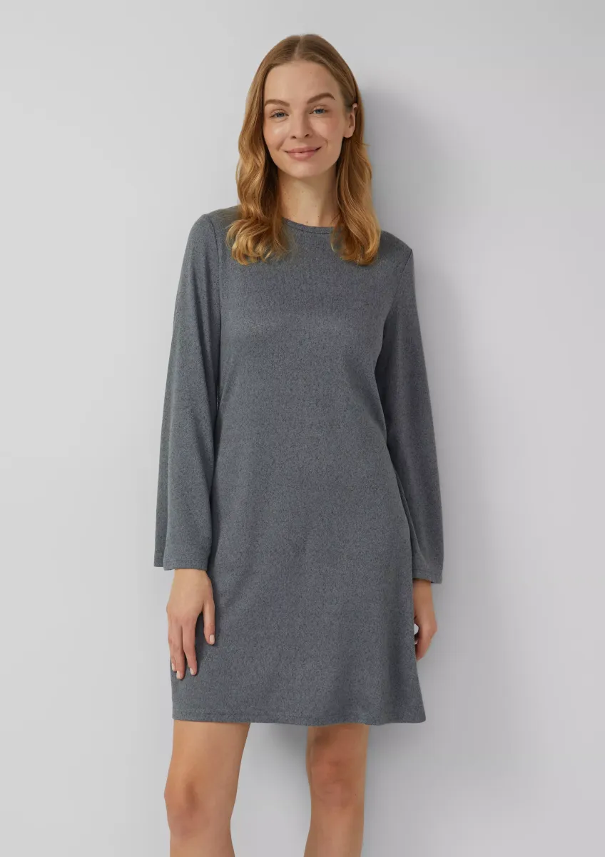 Bequemes Strickkleid mit leicht ausgestelltem Saum