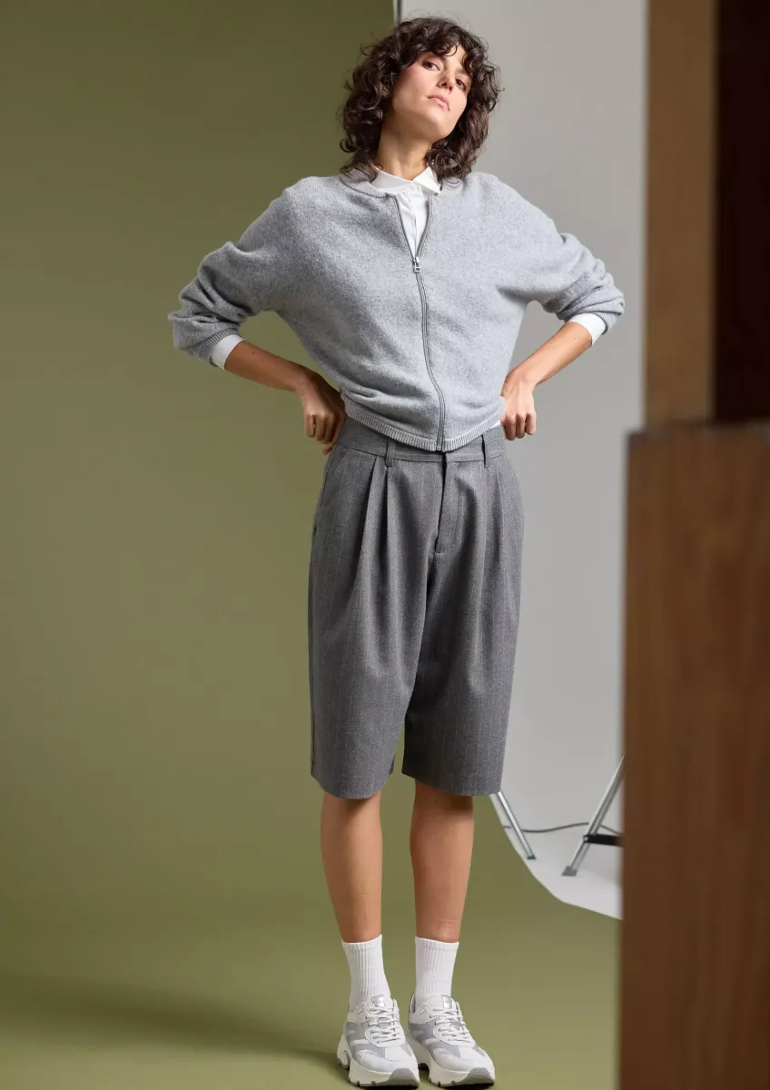 Bermuda mit Bundfalten und Nadelstreifen