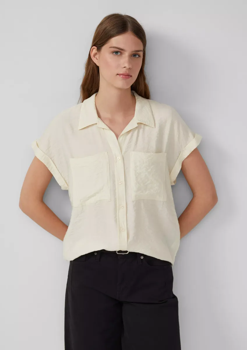 Bluse aus strukturiertem Viskosemix mit aufgesetzter Tasche