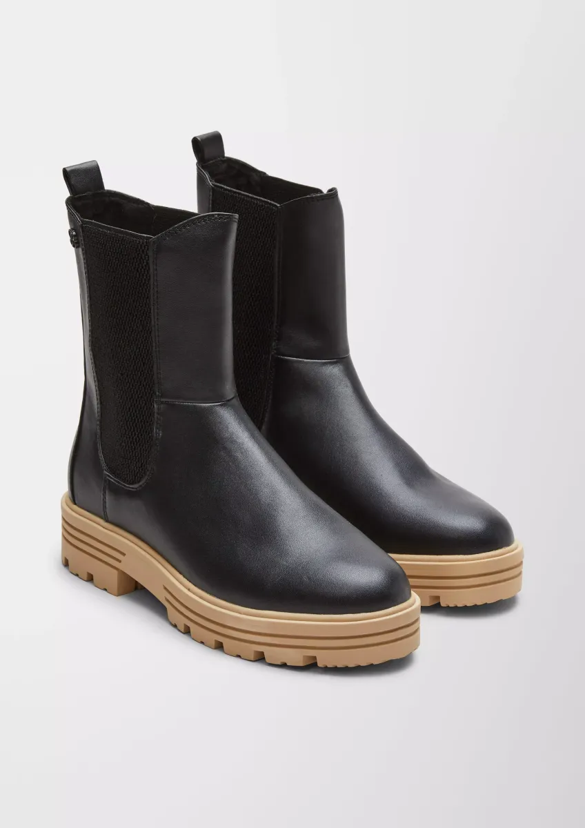 Boots mit Elastikeinsätzen