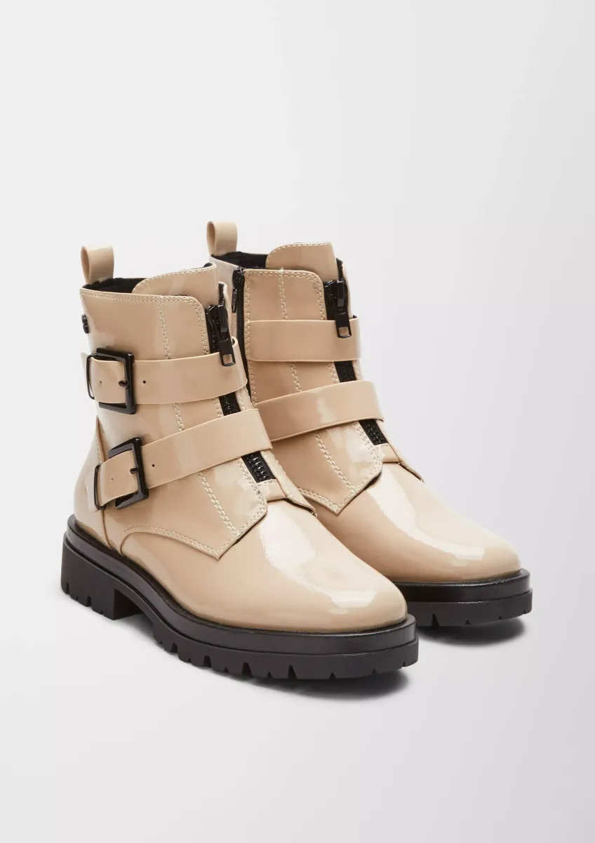 Boots mit Riegel