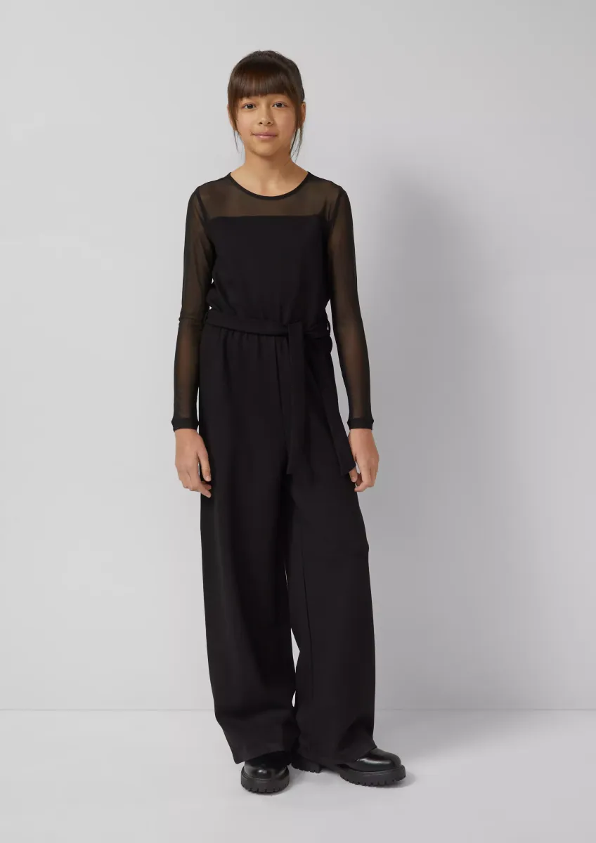Elastischer Jumpsuit und Mesh-Details