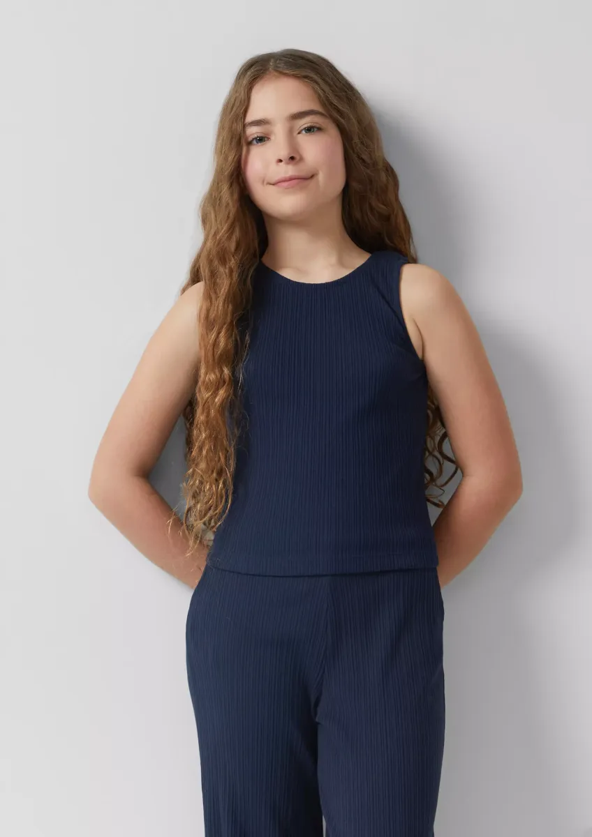 Elastisches Top aus Rippware mit Cut Out