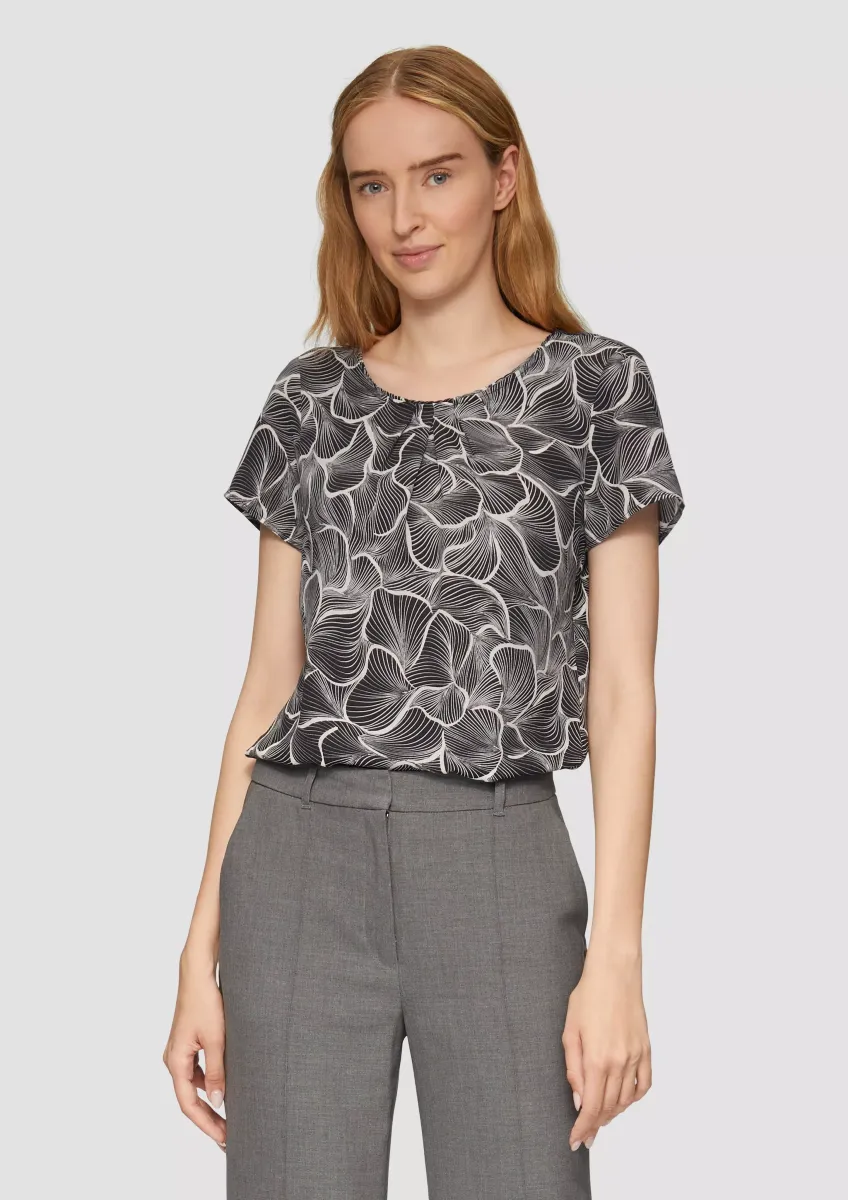 Fein gemusterte Bluse mit Raffungen