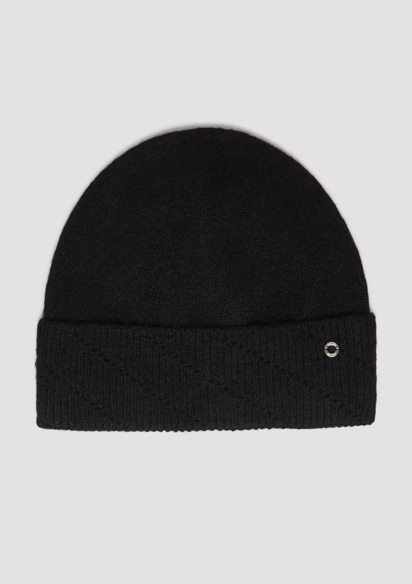 Feinstrick-Beanie mit dezenter Applikation