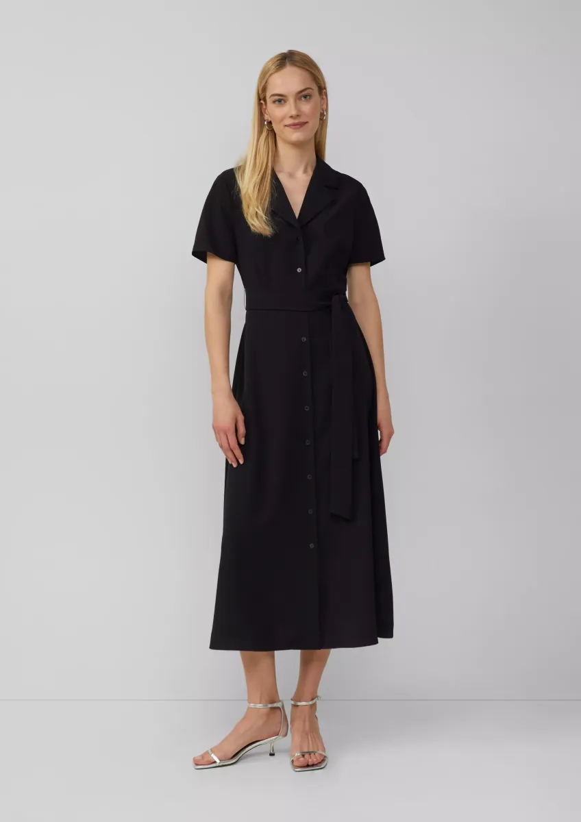Figurbetontes Midikleid mit Bindegürtel und Reverskragen