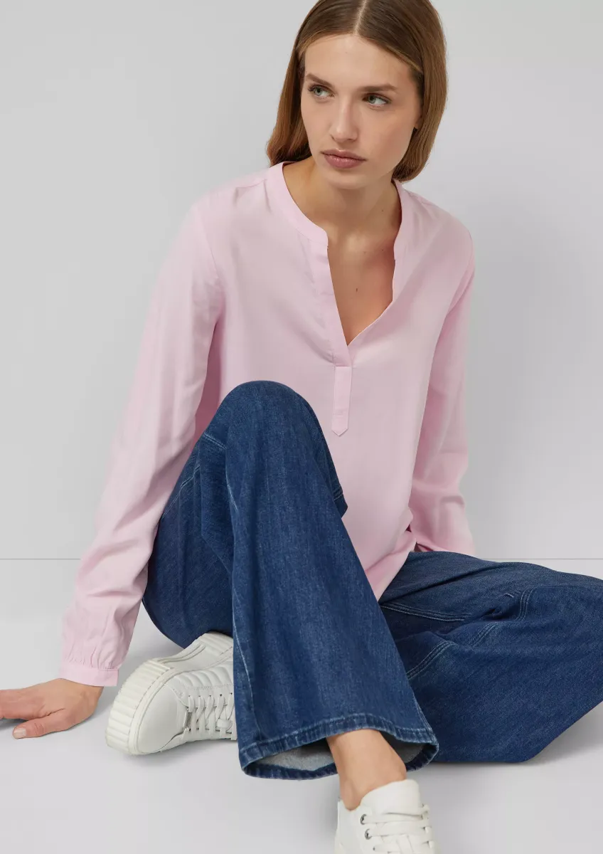 Fließende Viskosebluse mit Rundhals mit V-Ausschnitt