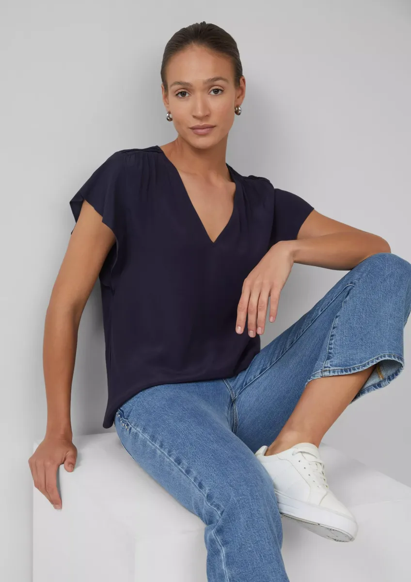 Fließende Viskosebluse mit Smok-Effekt und Volantärmeln