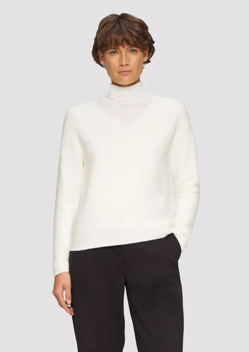 Gerippter Strickpullover aus Baumwollmix mit V-Ausschnitt