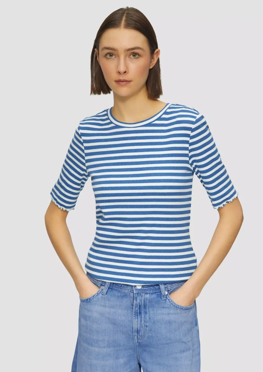 Geripptes T-Shirt mit Ziersaum