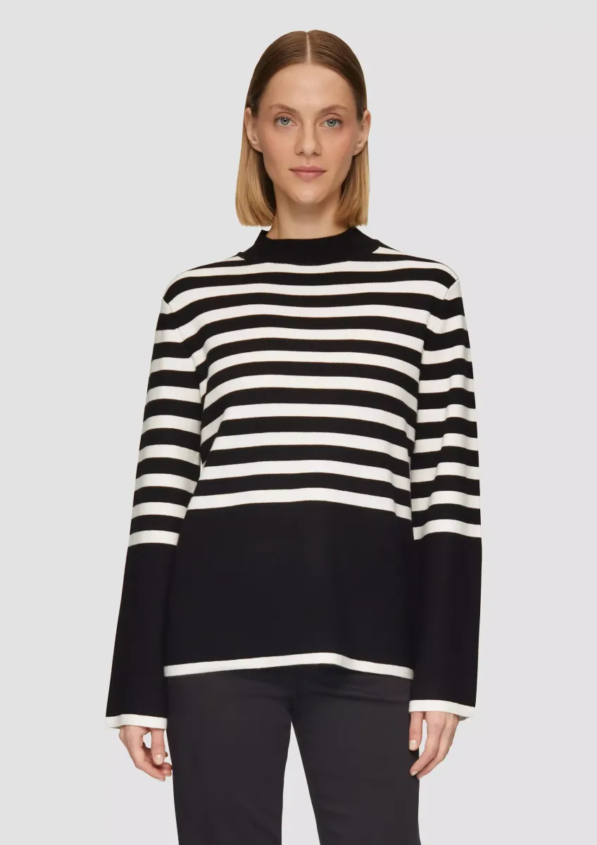 Gestreifter Strickpullover mit ausgestellten Ärmeln