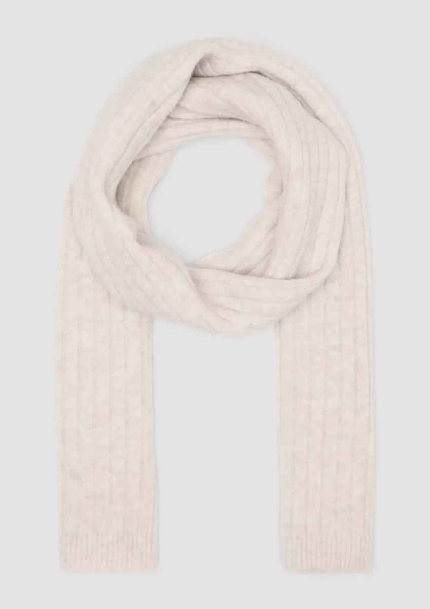 Gestrickter Schal mit Rippstruktur