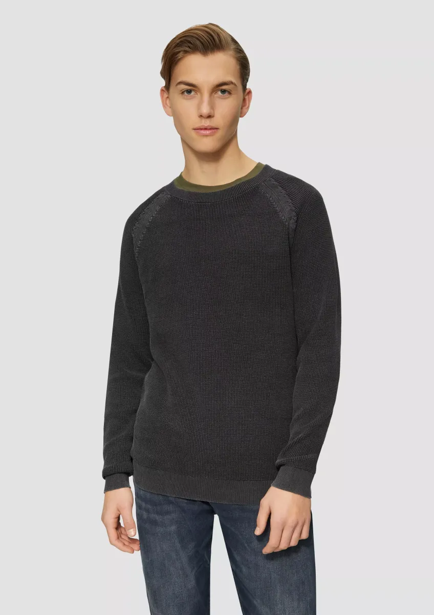 Gewaschener Strickpullover mit Struktur