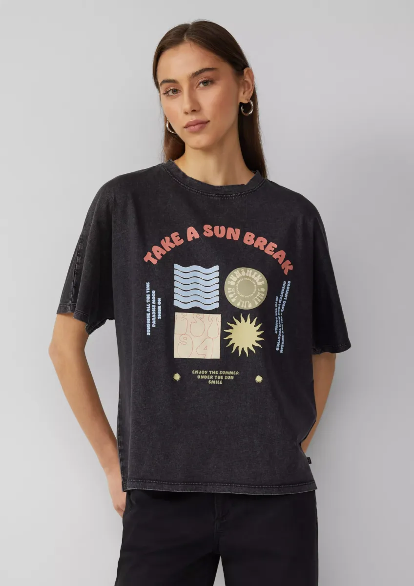 Gewaschenes T-Shirt mit Frontprint