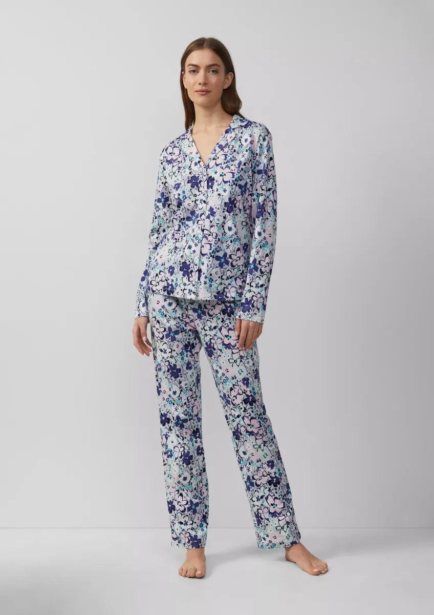 Klassischer Pyjama mit Streifen