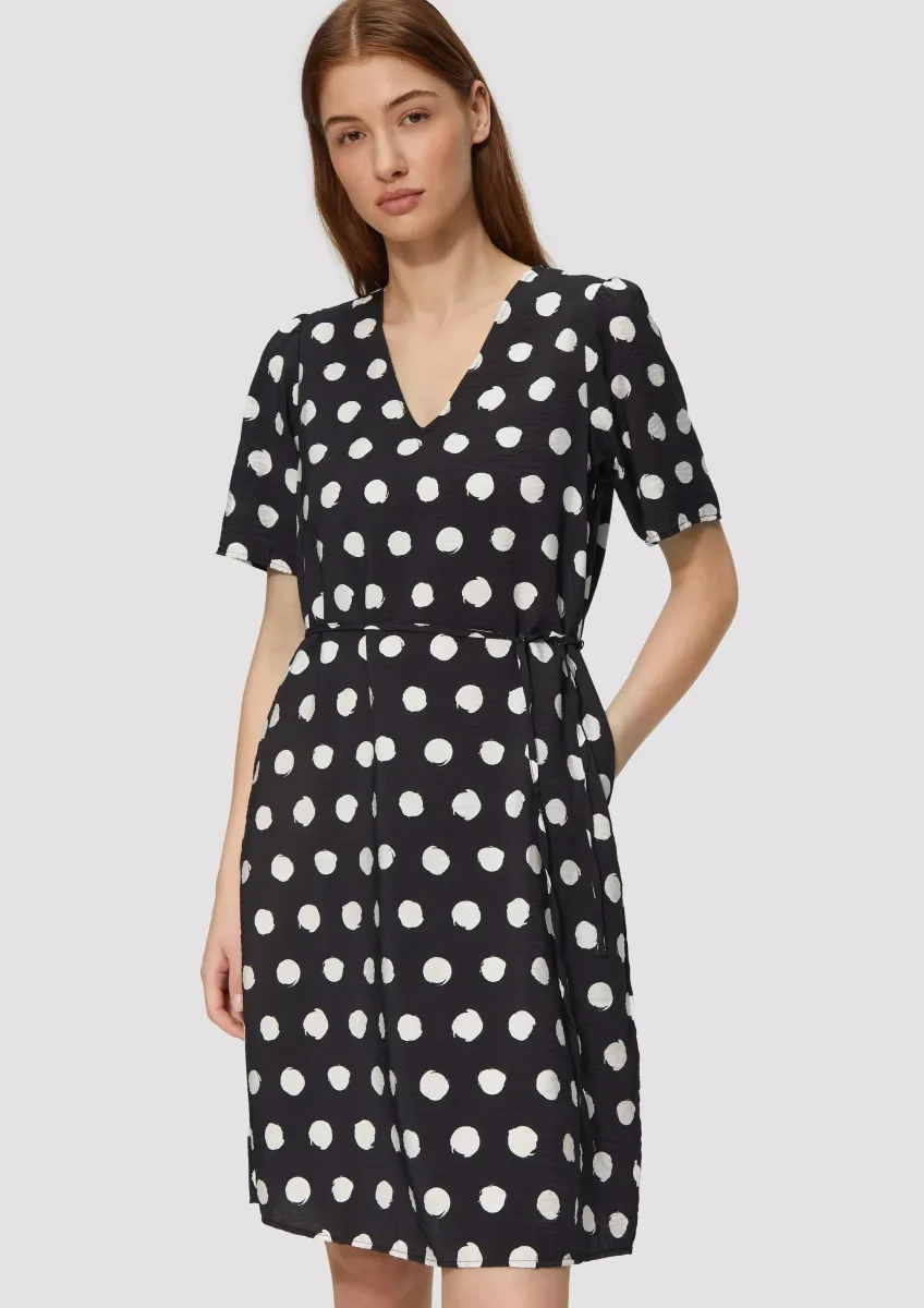 Kurzes Kleid aus Viskosemix mit Puffärmeln