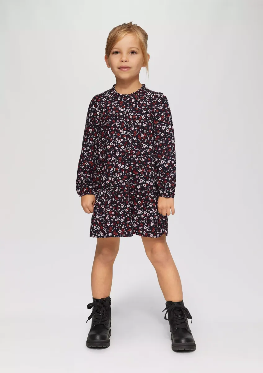 Kurzes Kleid im A-Shape mit Rüschenkragen