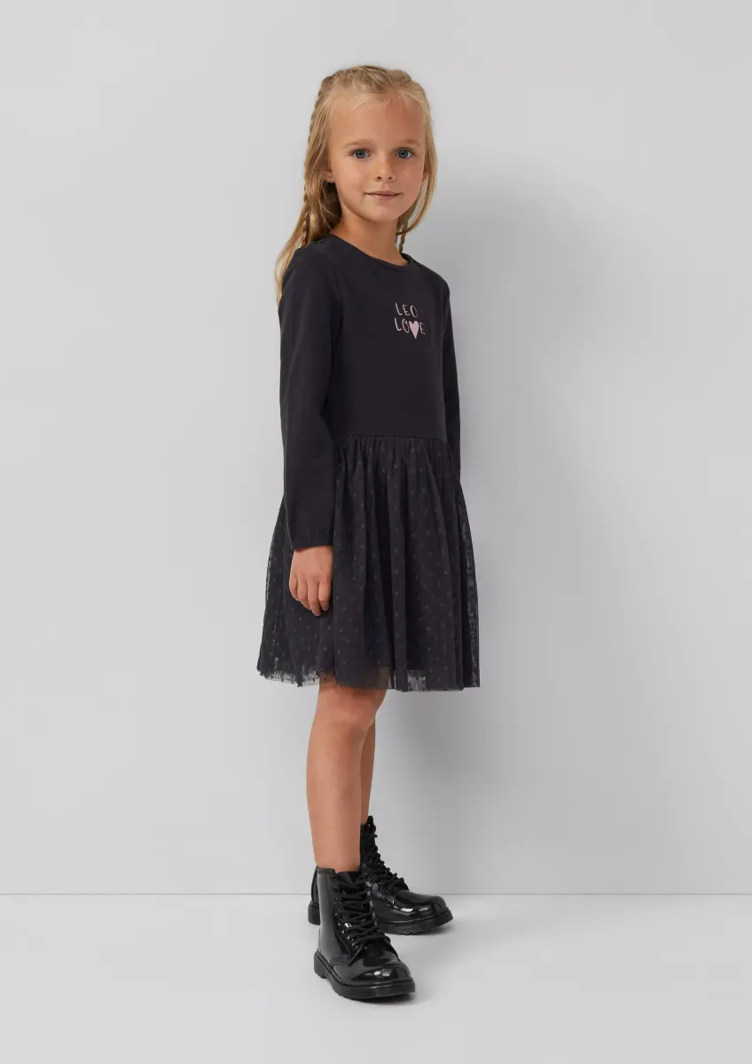 Kurzes Kleid mit Mesh-Rock und Glitzerprint