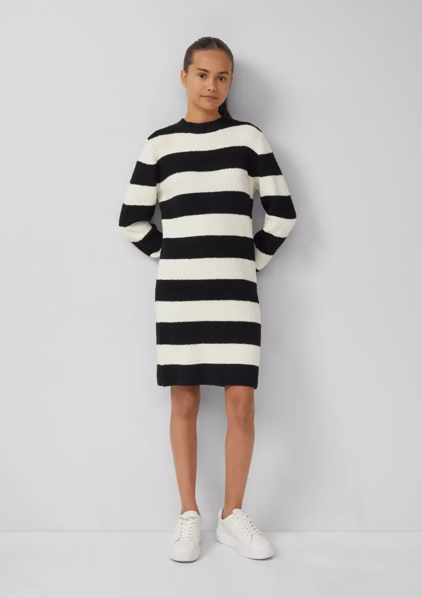 Kurzes Strickkleid mit Streifen