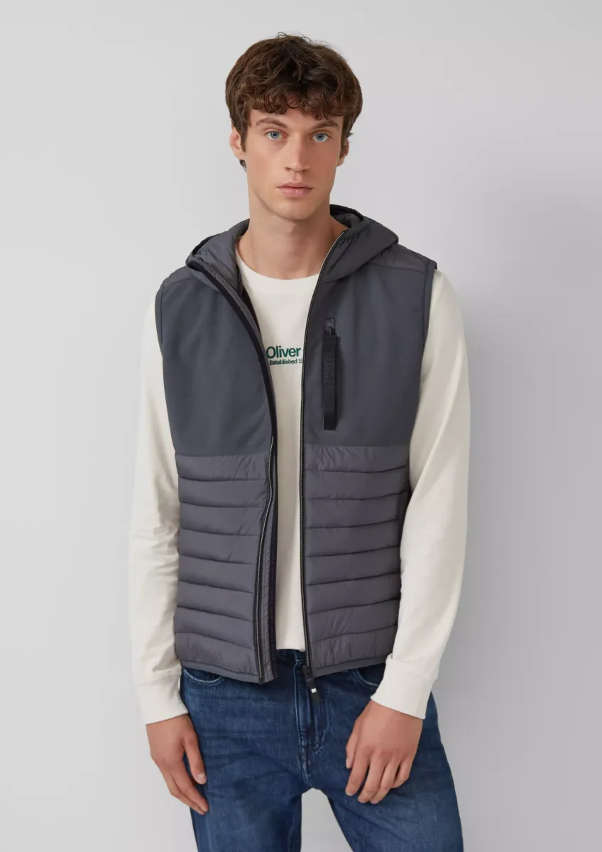 Leichte Weste aus Materialmix mit Kapuze
