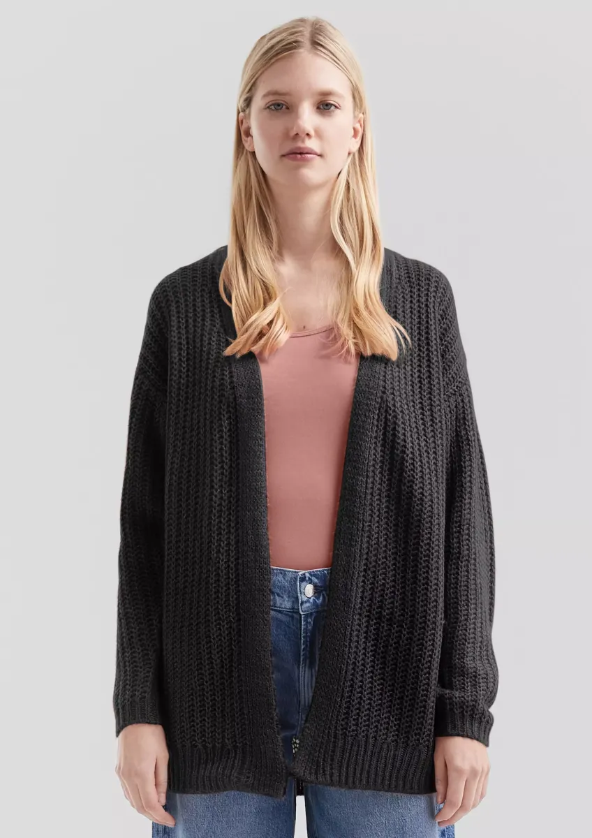 Locker gestrickte Jacke mit überschnittener Schulter