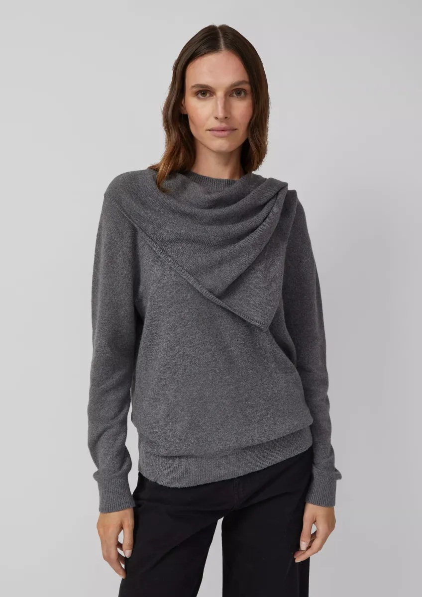 Pullover mit fixiertem Schal