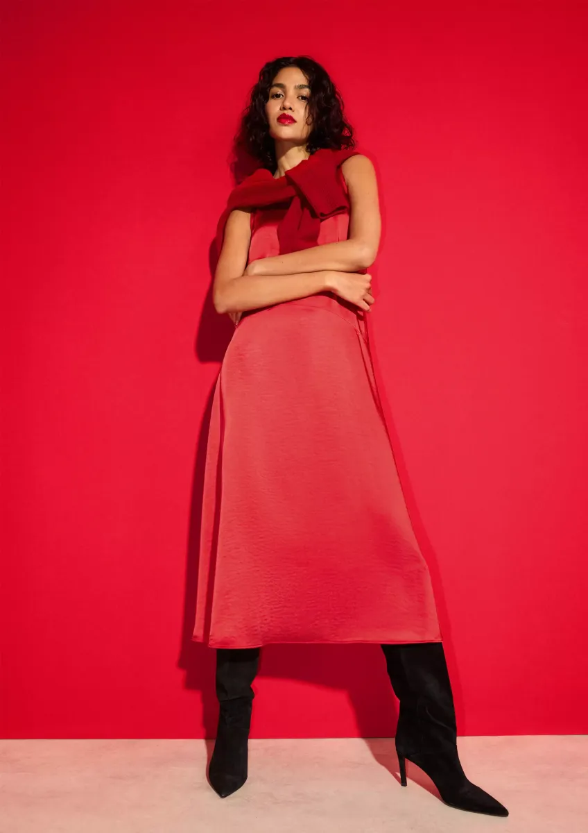 Ärmelloses Satinkleid mit diagonaler Ziernaht