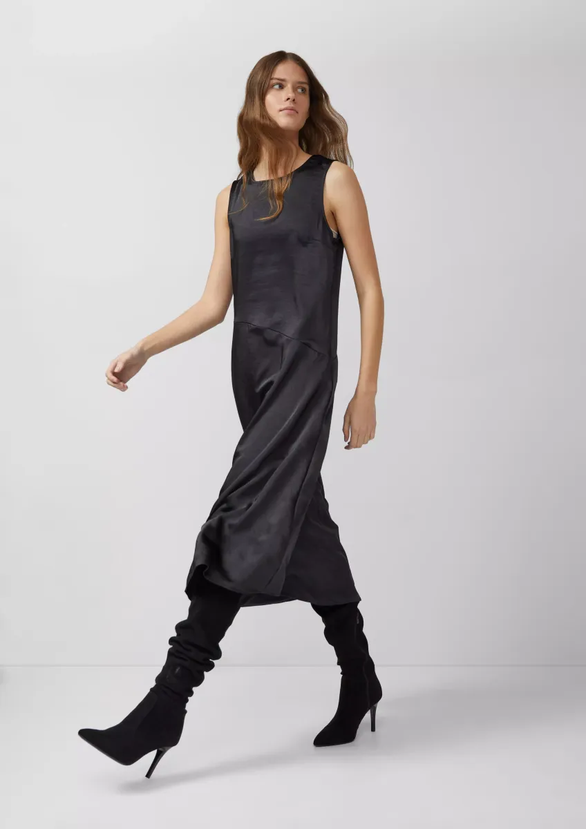 Ärmelloses Satinkleid mit diagonaler Ziernaht