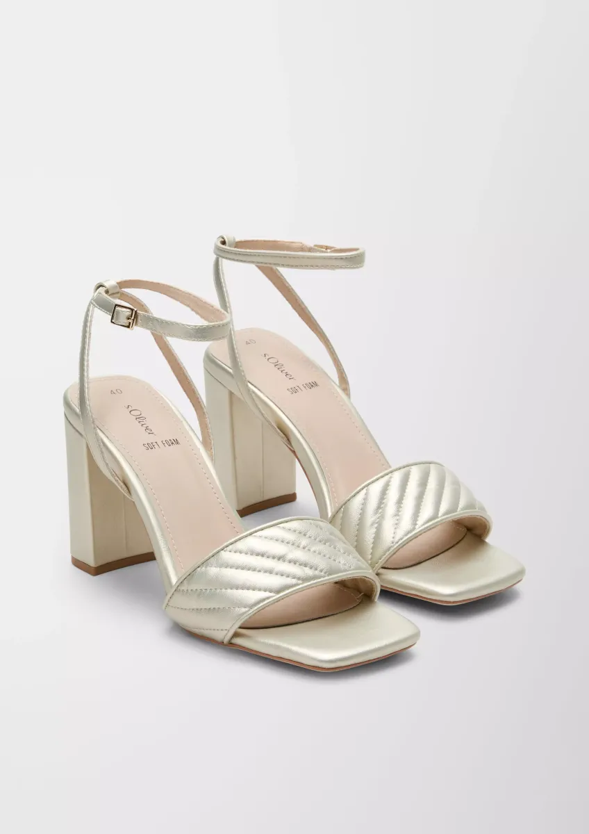 Sandalen mit Stepp-Detail