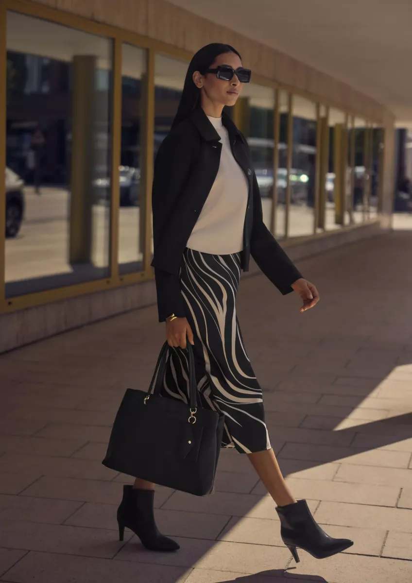 Satinierter Midirock mit Elastikbund und All-over-Print