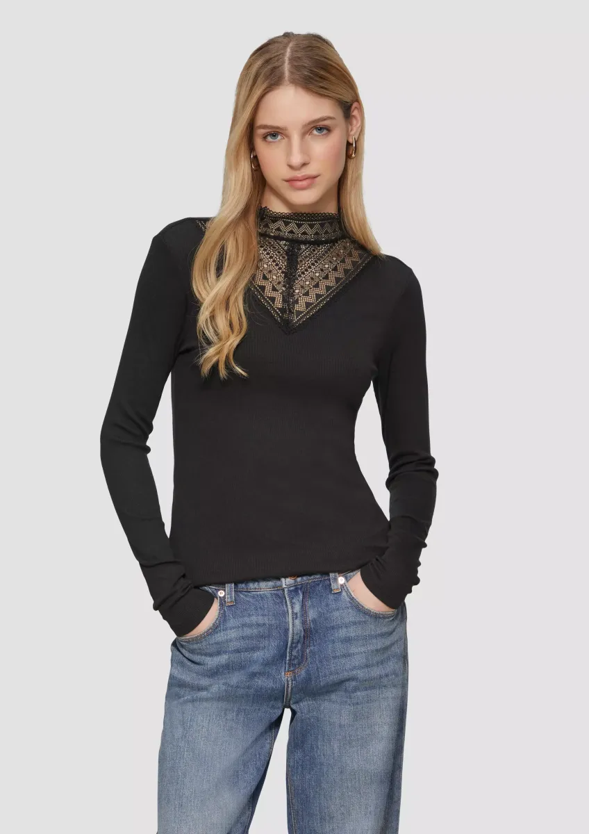 Schmales Rippshirt mit Spitzeneinsatz am Ausschnitt
