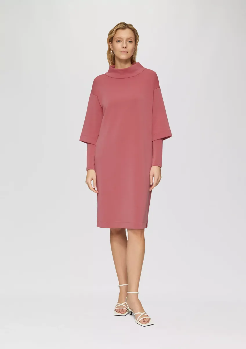 Scuba-Kleid mit Stehkragen und Layering-Detail