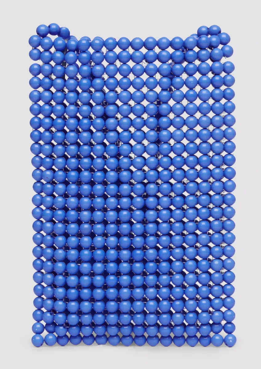 Smartphone-Tasche aus Schmuckperlen mit fixiertem Schulterriemen