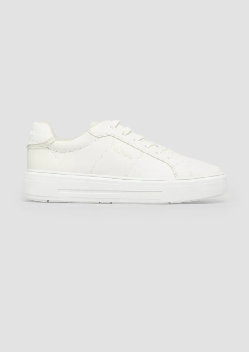 Sneaker in cleanem Design