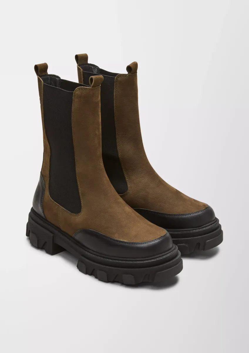 Stiefeletten im Materialmix