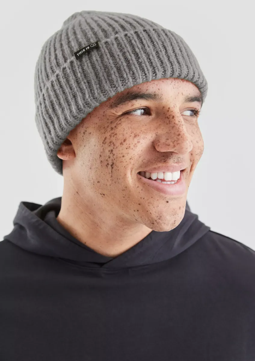 Strickmütze in grober Strickstruktur mir Logo