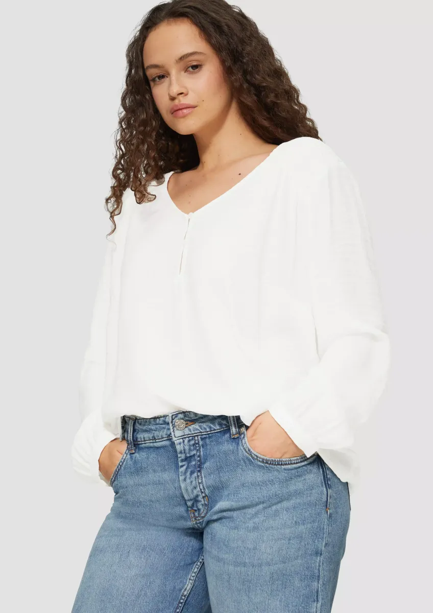 Strukturierte Bluse aus Viskosemix mit Smok-Details