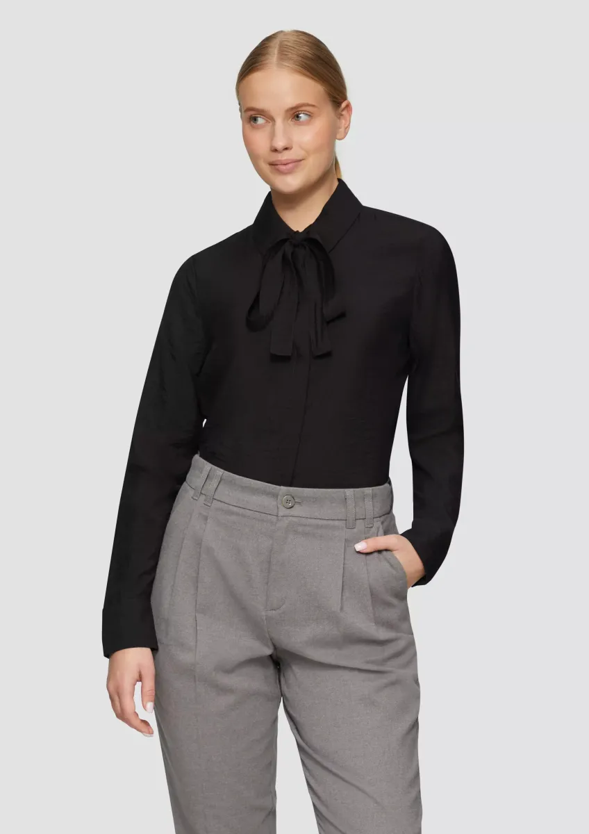 Strukturierte Bluse mit abnehmbarer Schluppe