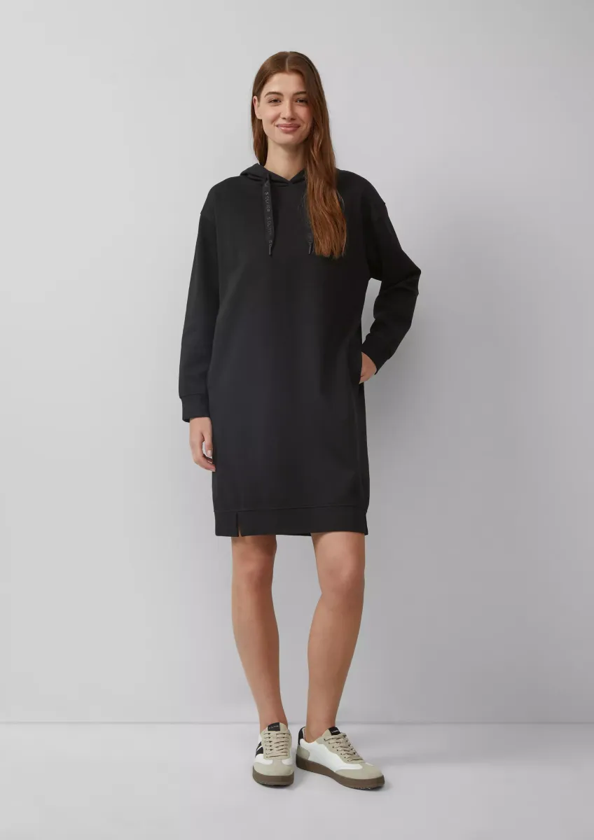 Sweatkleid mit seitlichen Eingrifftaschen und Kapuze