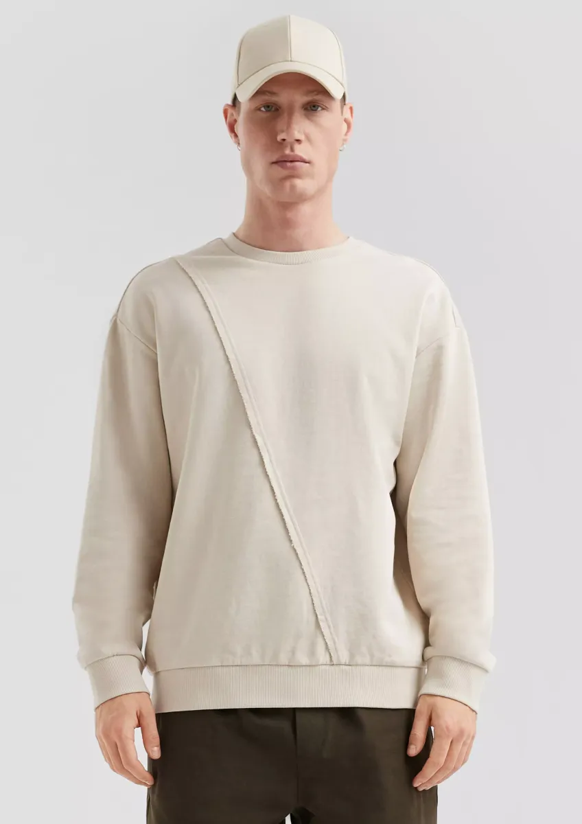 Sweatshirt mit asymmetrischer Teilungsnaht