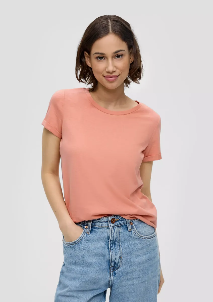 T-Shirt mit aufgekrempelten Ärmeln